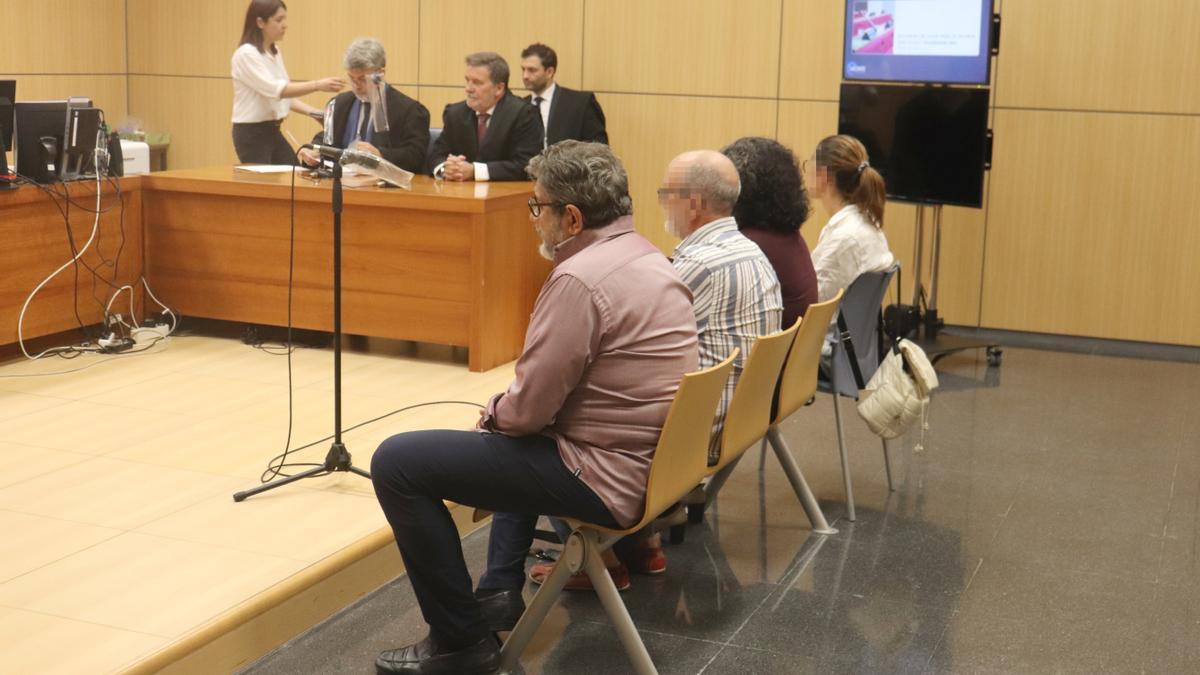 El médico condenado por revelación de secretos, sentado a la izquierda, y los otros tres facultativos absueltos.