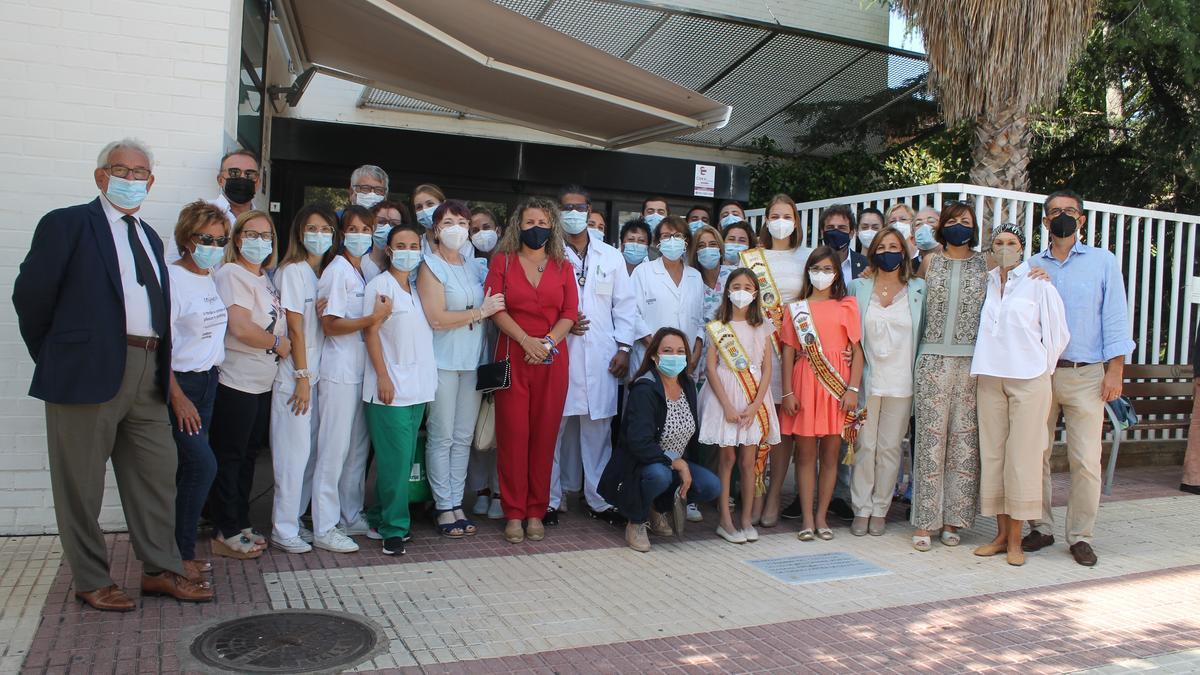 Foto de familia tras el acto de homenaje al personal sanitario en el centro de salud de Benicàssim.