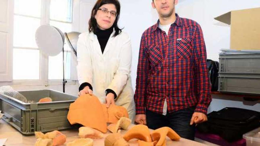 Adolfo Fernández y Ana Justo, que se encarga de documentar y clasificar las piezas, en el Museo Massó con los resto de una de la ánforas halladas en Pescadoira.  // Gonzalo Núñez