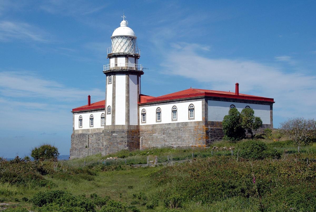 Una vista del faro de la isla de Ons, en el Parque Nacional Illas Atlánticas.