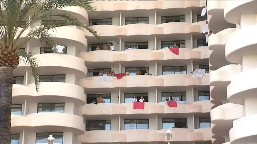 Protestas de los estudiantes alojados en el hotel covid de Palma