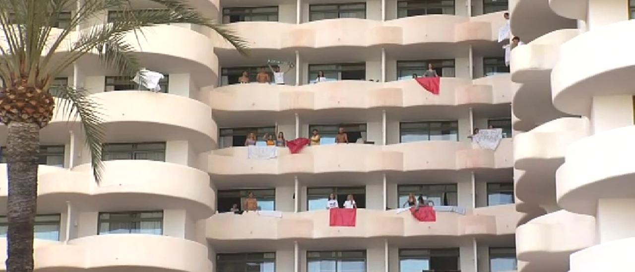 Protestas de los estudiantes alojados en el hotel covid de Palma