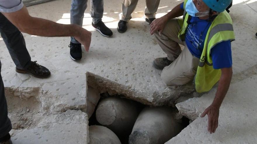 Descubren dentro de las bóvedas de la iglesia gótica de Xàbia jarras medievales