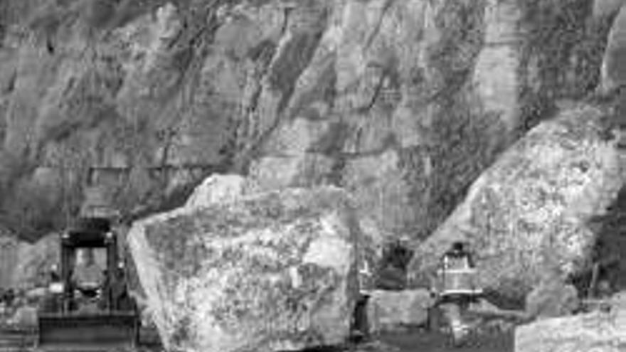 Un desprendimiento de rocas corta los accesos a Montserrat