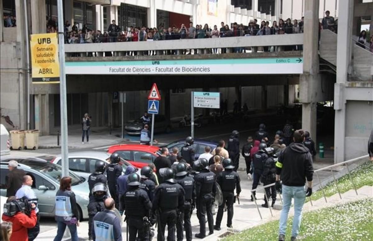 abertran33629947 els mossos d esquadra escorten el grup de neonazis160422151200