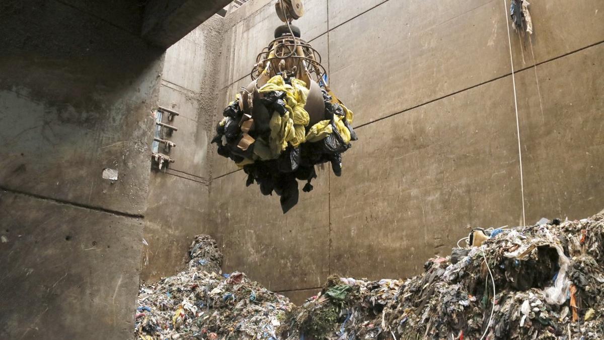 Bolsas con residuos sanitarios a punto de entrar a incineración en la planta de tratamiento de Mataró.