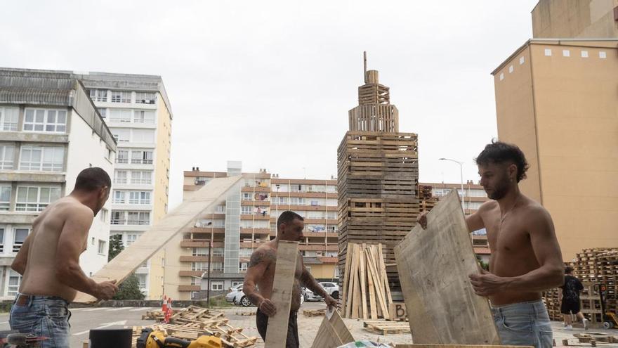 Los preparativos de la hoguera del Barrio de las Flores