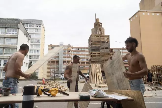 Los preparativos de la hoguera del Barrio de las Flores