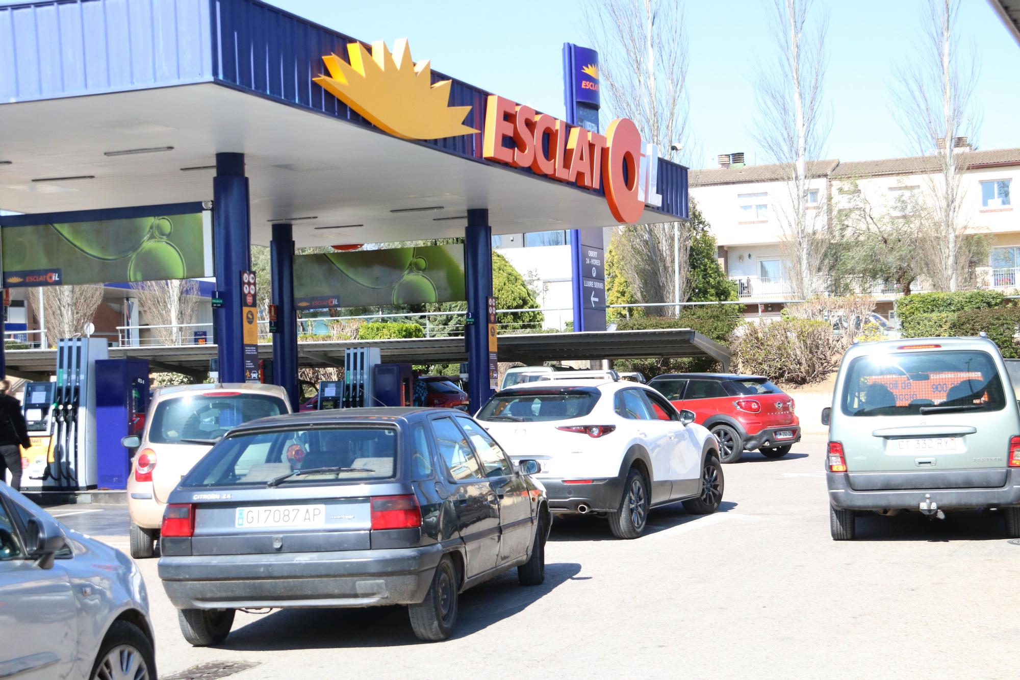 Satisfacció i desconcert entre els conductors el primer dia de descomptes als carburants