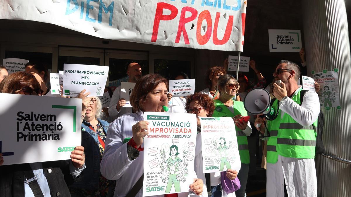 Concentración de enfermeras este lunes en el CUAP Manso de Barcelona.