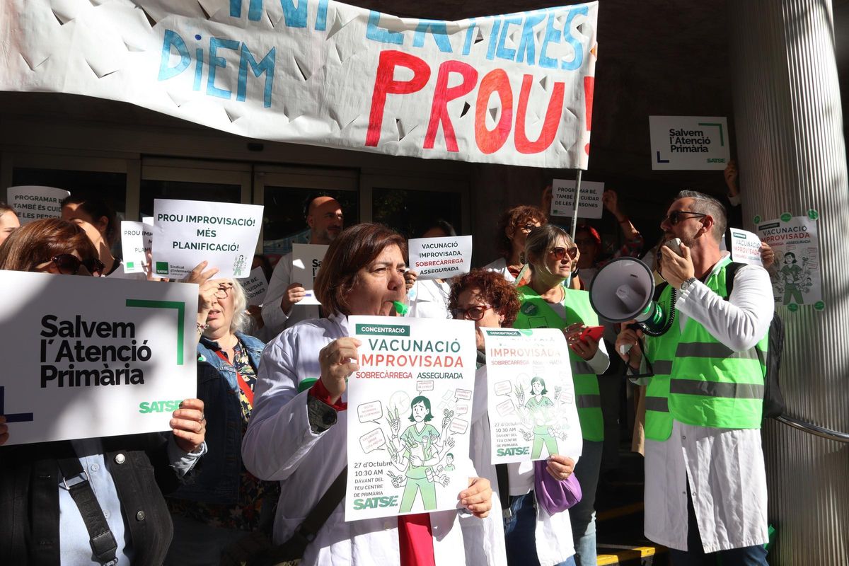 Concentración de enfermeras este lunes en el CUAP Manso de Barcelona. Concentración de enfermeras este lunes en el CUAP Manso de Barcelona.