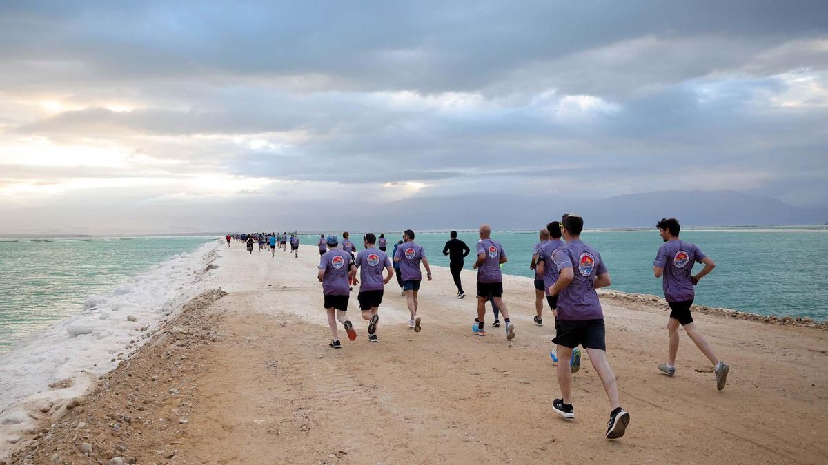 Ein Bokek (Israel), 07/02/2025.- Corredores en acción en el punto de partida de la 6ª Maratón del Mar Muerto en Ein Bokek, el Mar Muerto cerca de la frontera entre Israel y Jordania, Israel, el 07 de febrero de 2025. Según los organizadores, alrededor de 8.000 corredores participaron en la 6ª Maratón del Mar Muerto (Maratón, Jordania) EFE/EPA/ABIR SULTAN