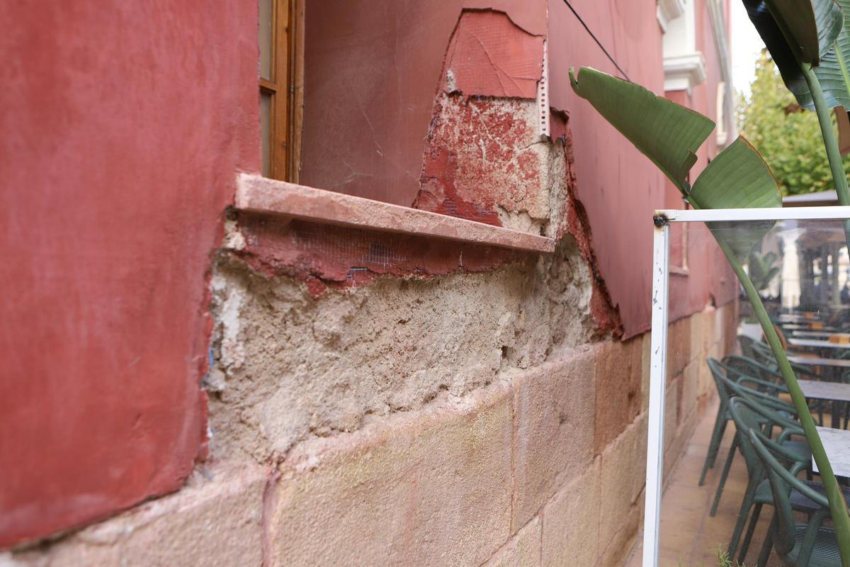 Estado de uno de los puntos más afectados del exterior del teatro.