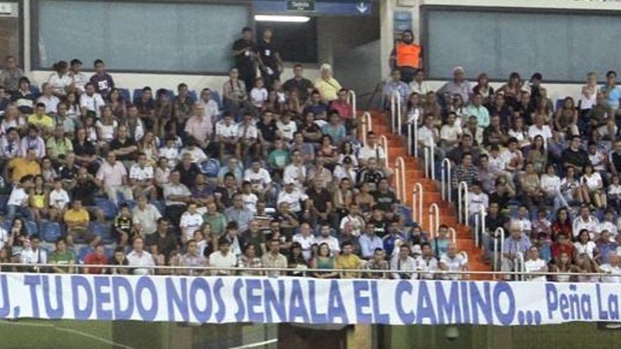 Pancarta de apoyo a Mourinho en el Bernabéu