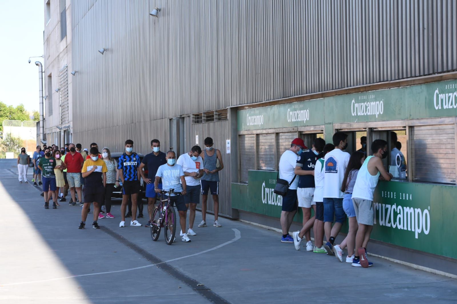 Grandes colas en el Arcángel por una entrada para el amistoso contra el Marbella