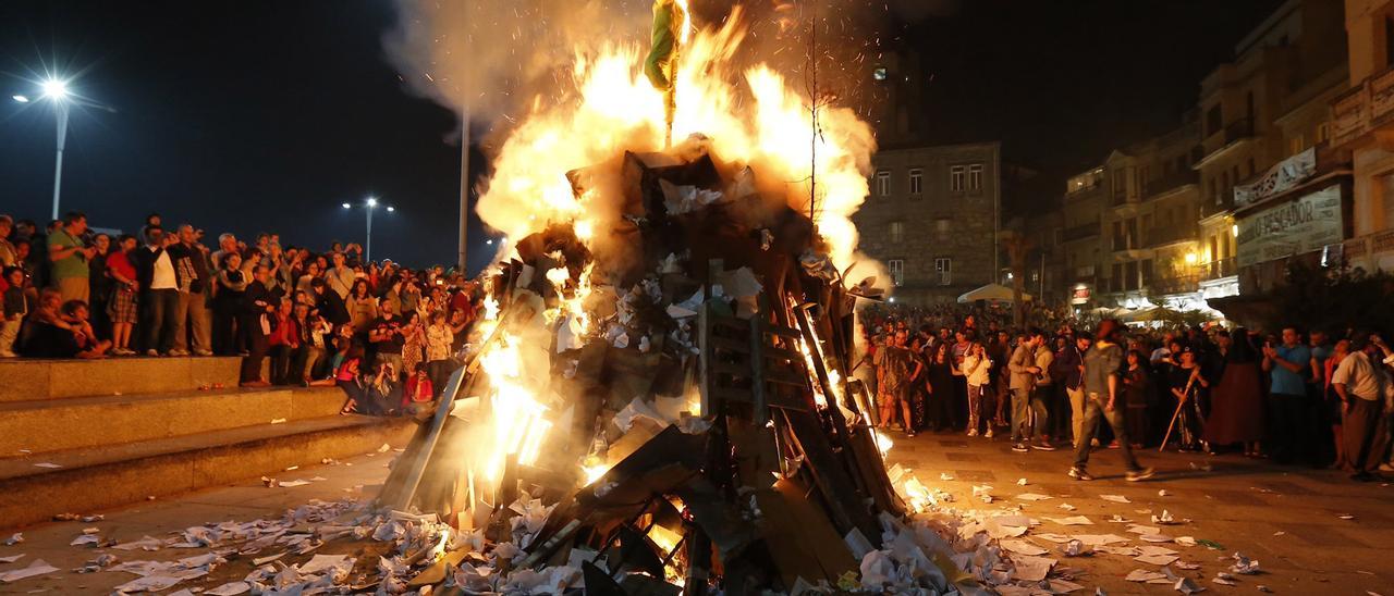 Imagen de archivo de una hoguera en la noche de San Xoán en el Berbés