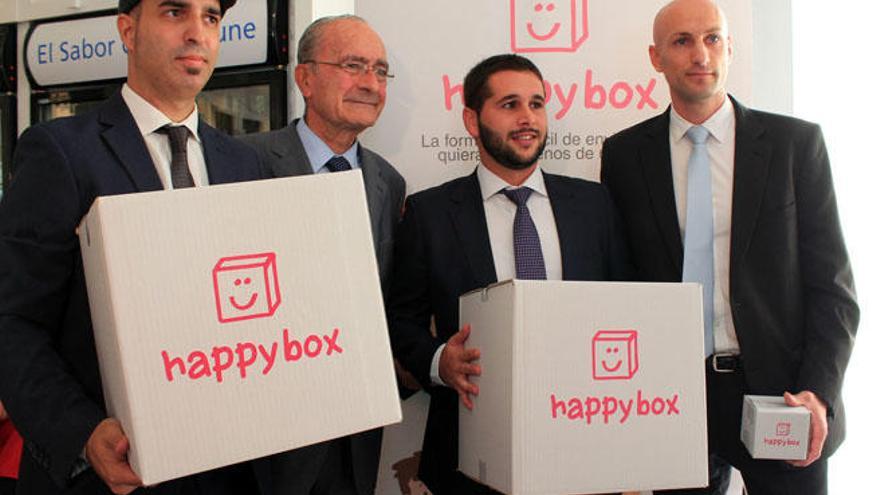 El alcalde, con los creadores de Happy box.