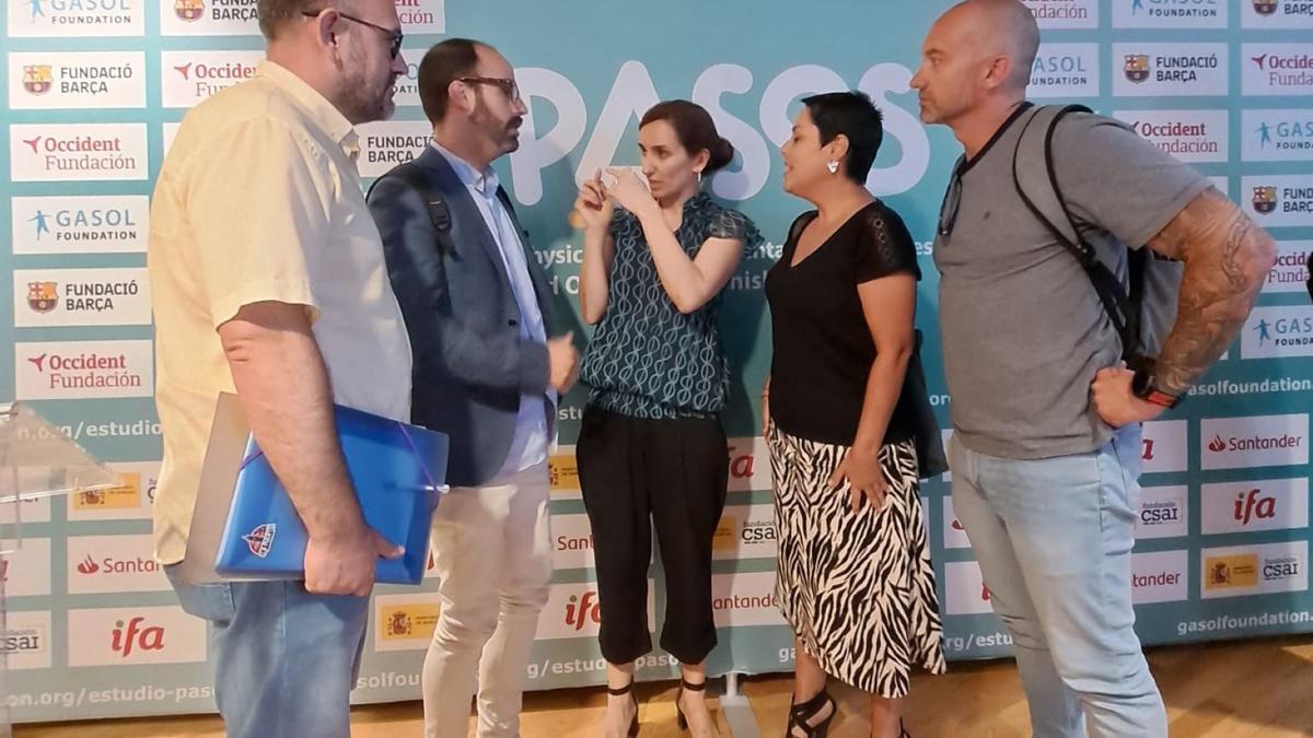 Un momento de la charla de los representantes del CB Puerto con la ministra de Sanidad