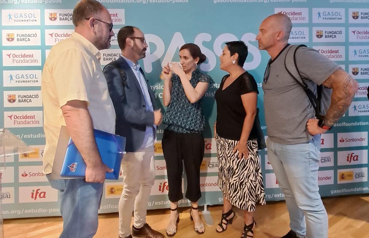 Un momento de la charla de los representantes del CB Puerto con la ministra de Sanidad