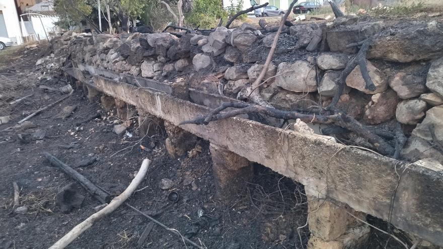 Lo que descubre el fuego en Xàbia: basura y la acequia de un pasado agrícola perdido