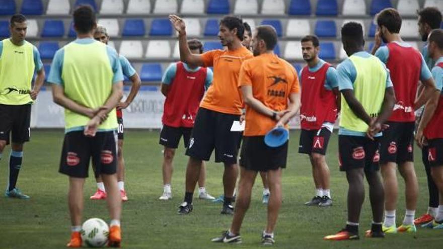 Seligrat se dirige a sus jugadores durante un entrenamiento en el campo de El Collao.