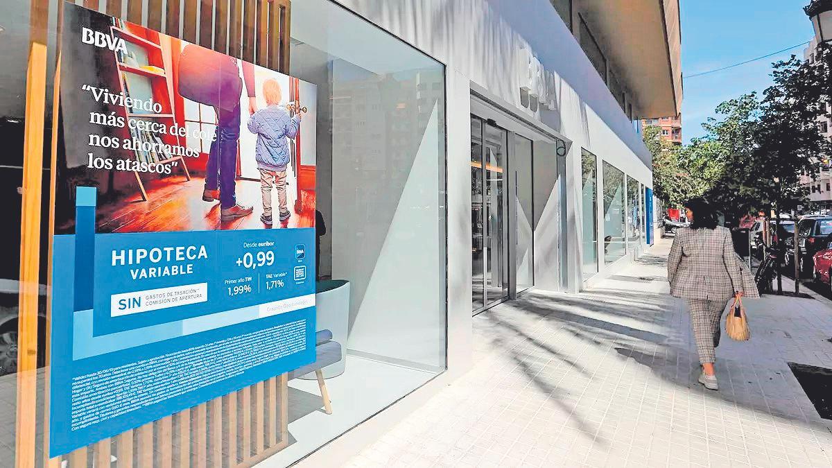 Oferta de hipoteca en un banco en València, en una imagen de archivo