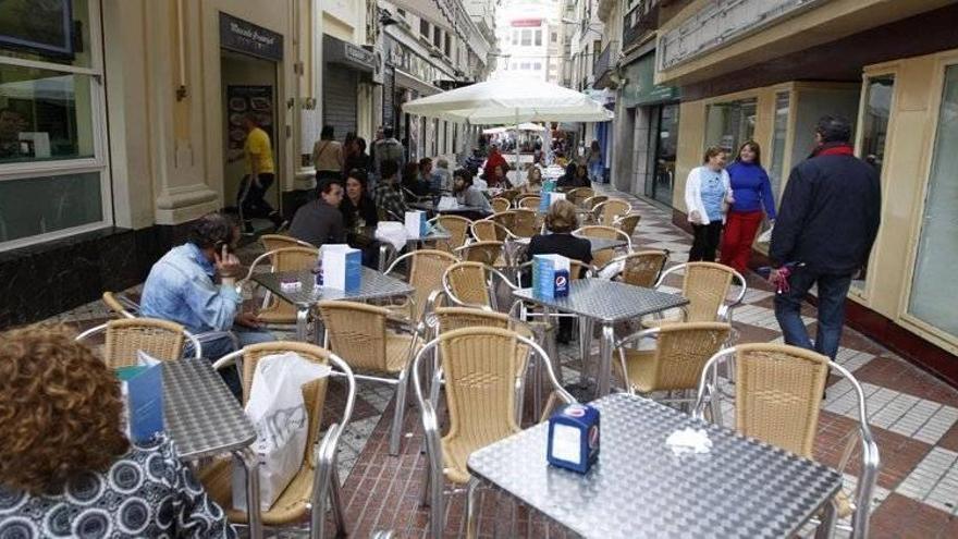 La desescalada en Córdoba: el alcalde promete diálogo antes de ampliar el horario de cierre de los bares