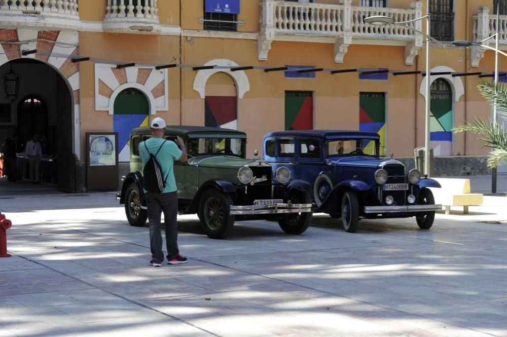 Lo coches antiguos conquistan  el Cuartel de Artillería