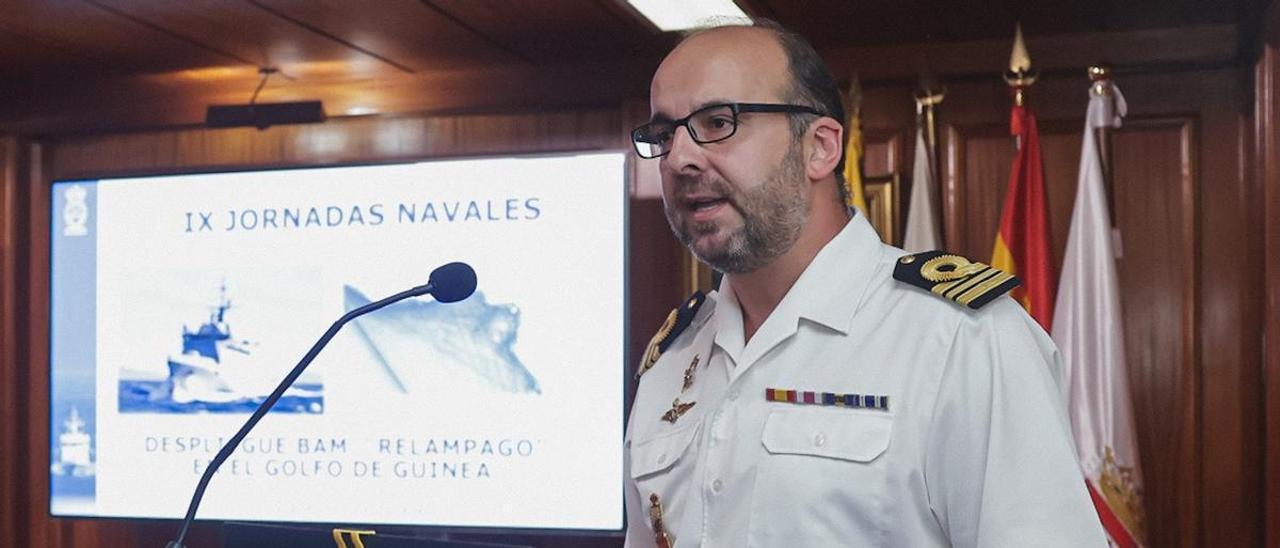 El comandante del BAM 'Relámpago' Alberto Ligero Soria en las IX Jornadas Navales en la Real Sociedad Económica de Amigos del País de Gran Canaria.