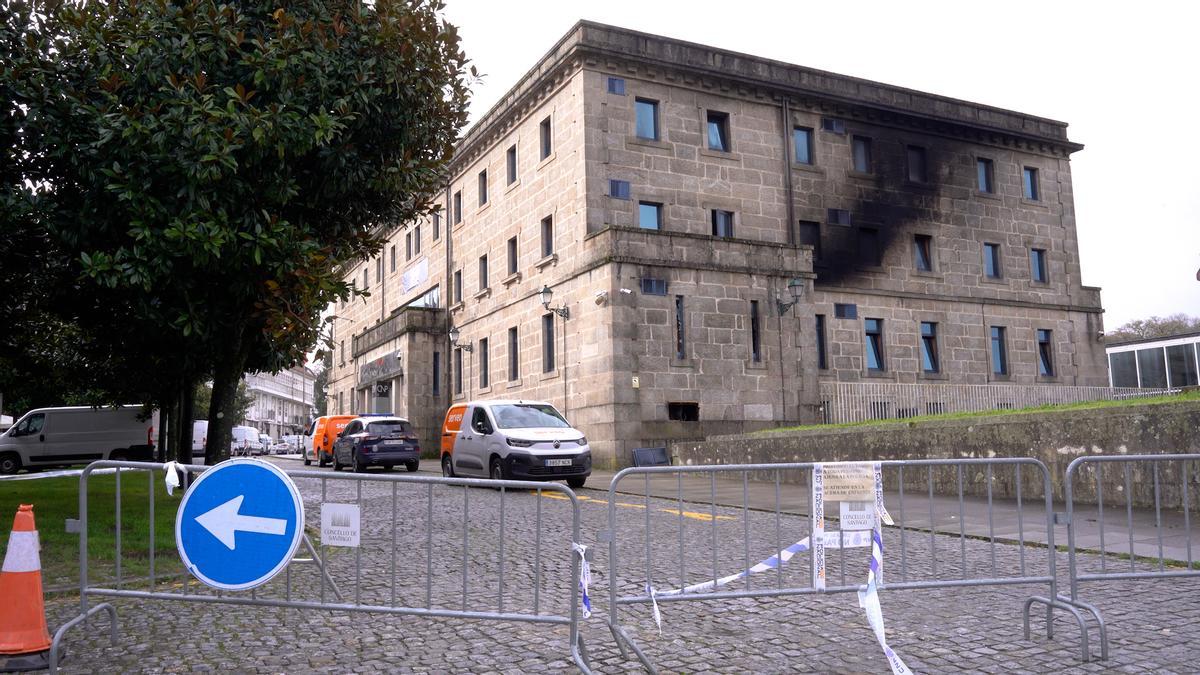 Parte de la calle de la Avenida de Rodrigo de Padrón cortada a causa del incendio en la comisaría de la Policía Nacional de Santiago de Compostela
