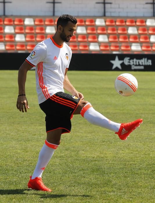 La presentación de Martín Montoya en imágenes