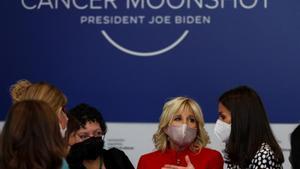 La primera dama de Estados Unidos, Jill Biden, y la reina Letizia visitan la Asociación Española contra el Cáncer, este 27 de junio de 2022 en Madrid.