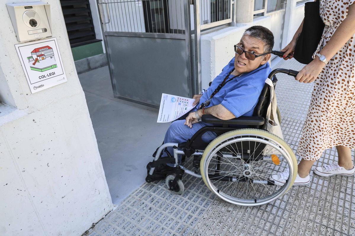 Personas con discapacidad intelectual validan la accesibilidad de los colegios electorales en Sant Joan