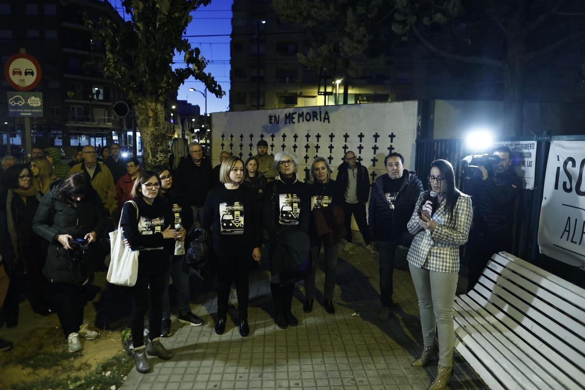 Manifestación tras la últim amuerte delante del monolito por las víctimas.