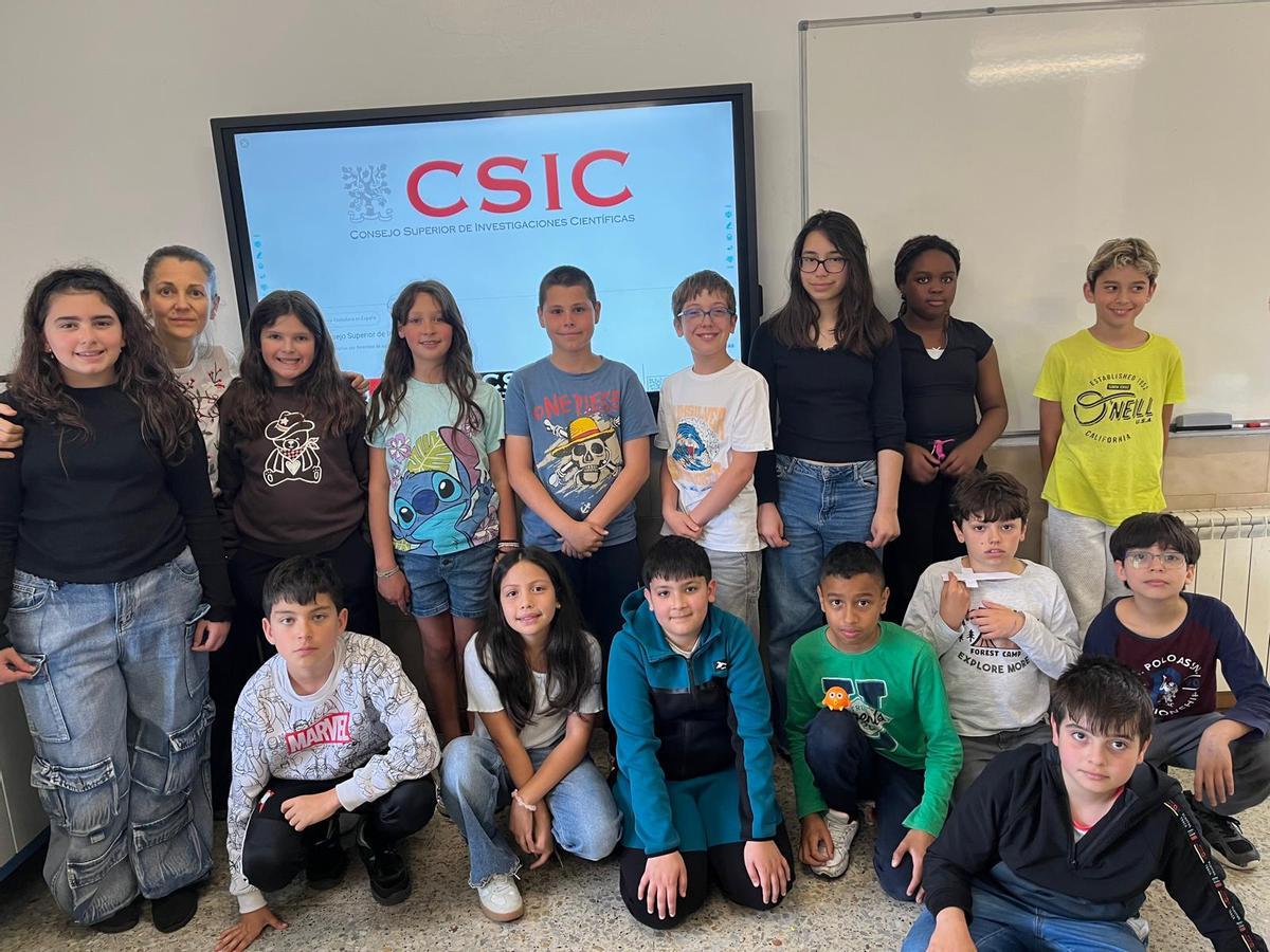 A clase de 5º de EP do CPR Possumus e a súa profesora, Rocío Paramá.