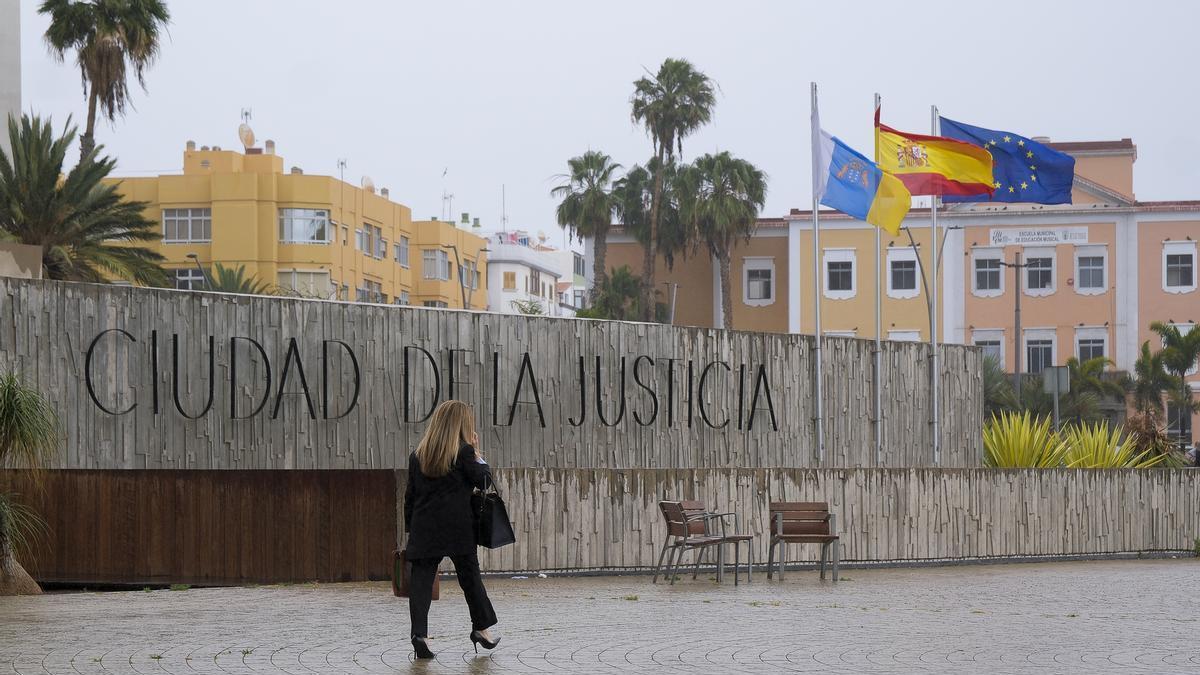 Plaza y entrada al edificio de la Ciudad de La Justicia