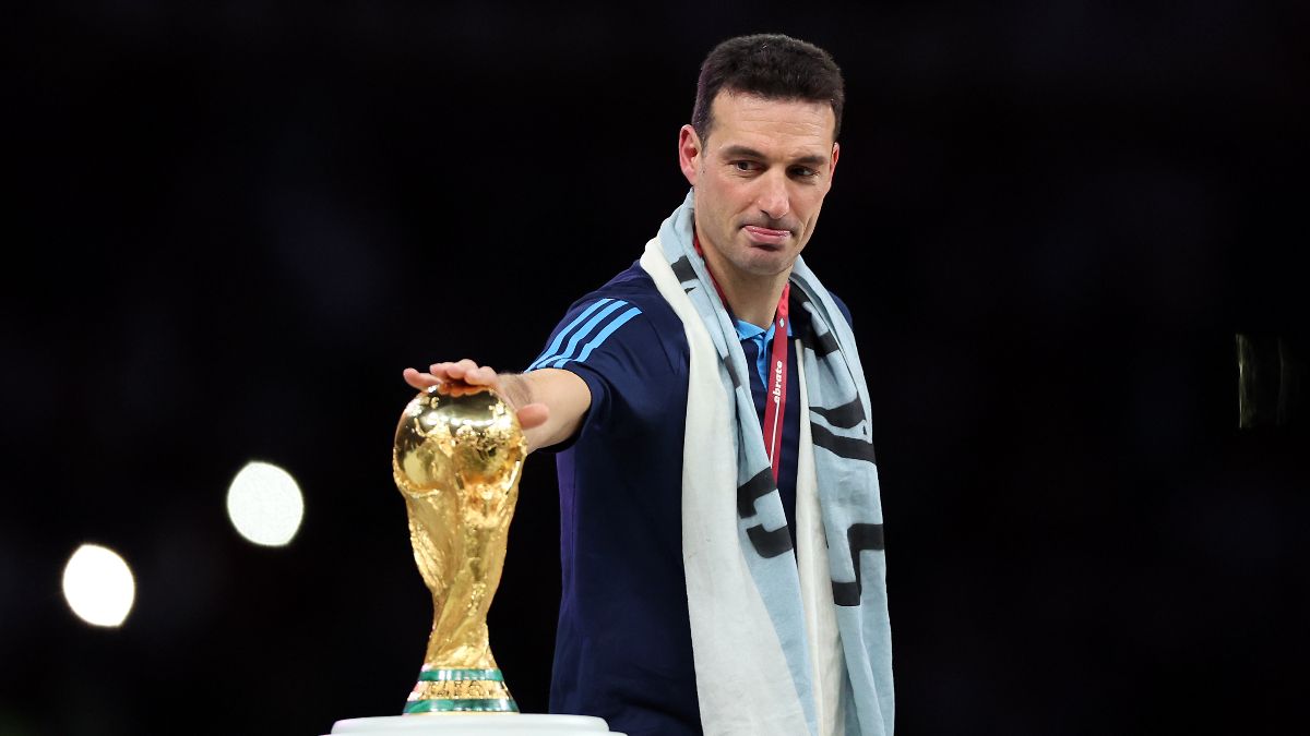 Scaloni junto a la Copa del Mundo