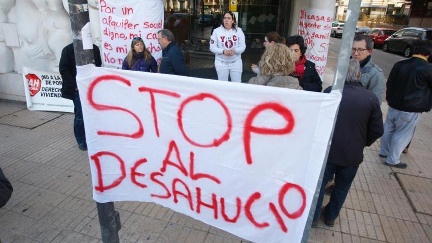 La PAH pide a la Junta &quot;negociar la deuda&quot; con las familias sin recursos de las viviendas sociales