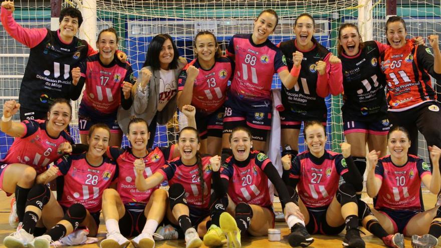 Las jugadoras del Balonmano Costa del Sol, junto a su presidenta Pepa Moreno, tras una victoria de esta temporada. | LA OPINIÓN