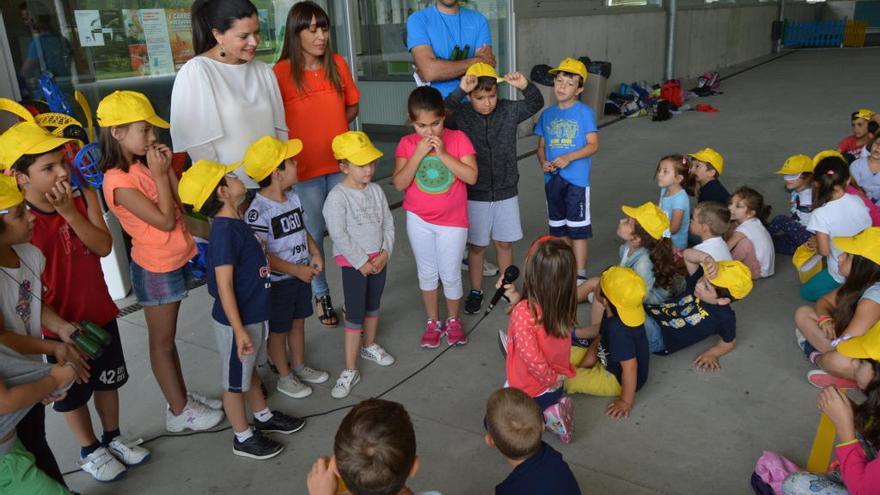 Nidia Arévalo y Sara Cebreiro, durante la visita a los niños del campamento urbano de Mos. / FdV