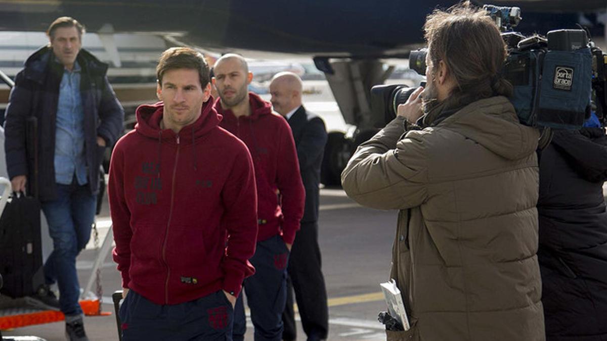 Messi, seguido de Mascherano, tras bajar del avión en el aeropuerto de Manchester