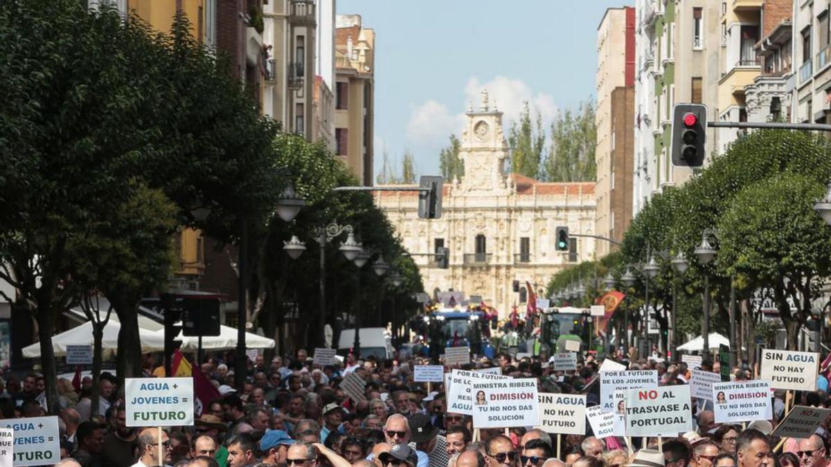 Cabecera de la manifestación contra el desembalse de agua de León hacia Portugal.  | Campillo - Ical