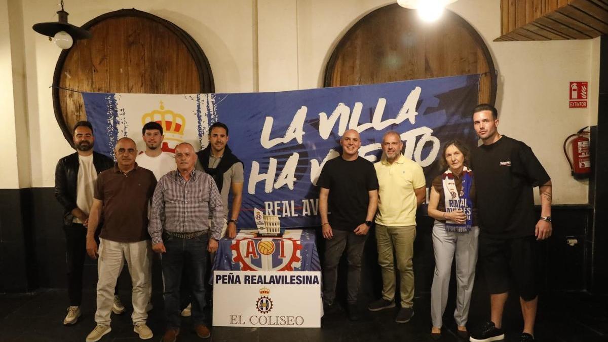 Miembros de la directiva de la peña El Coliseo, junto a Antonio Cruz, Álvaro Fernández, Miguel Linares y Kevin Bautista.