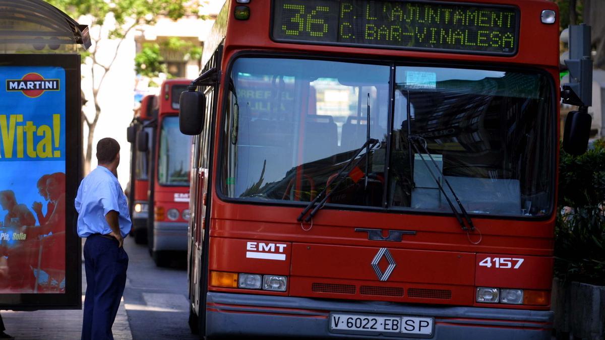 Un conductor observa el bus de la EMT estacionado en una de las paradas de la línea 36.