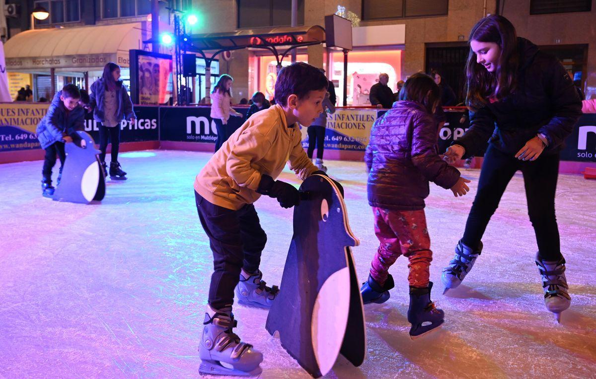 La pista de gel per a patinar és un dels grans atractius de la Fira de Nadal de Vila-real.