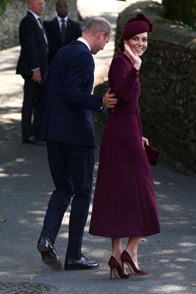 Kate Middleton, muy elegante de granate en el aniversario de la muerte de Isabel II