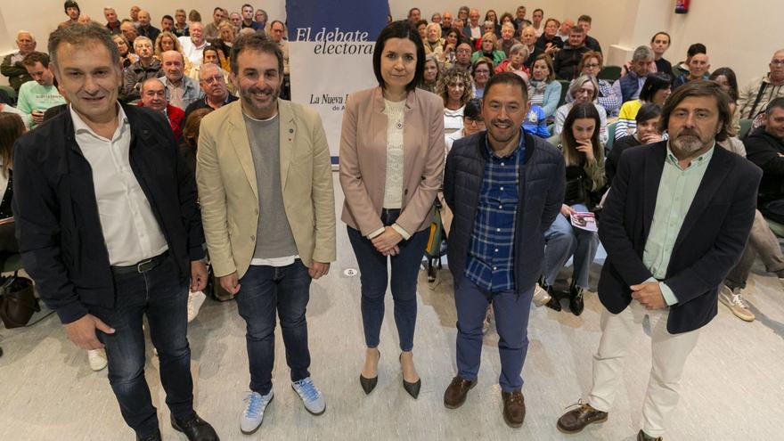 Llenazo en Luanco en el debate en que PP, IU y Vox afean al PSOE su plan cultural en el teatro Carmen