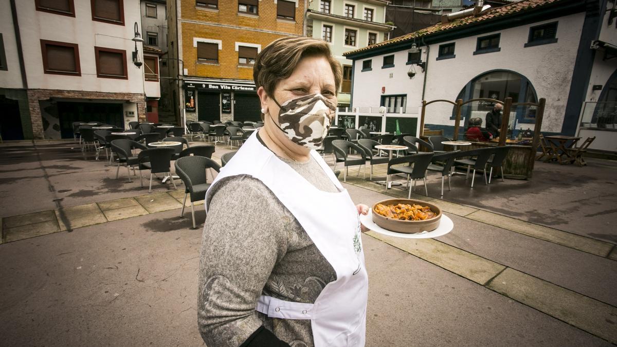 Churi Quintana, con un plato de curadillo, en el anfiteatro de Cudillero.