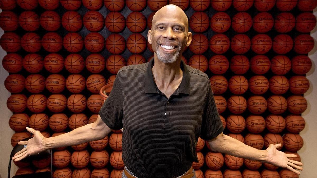 Kareem Abdul-Jabbar, expivot de la NBA, en sus oficinas.