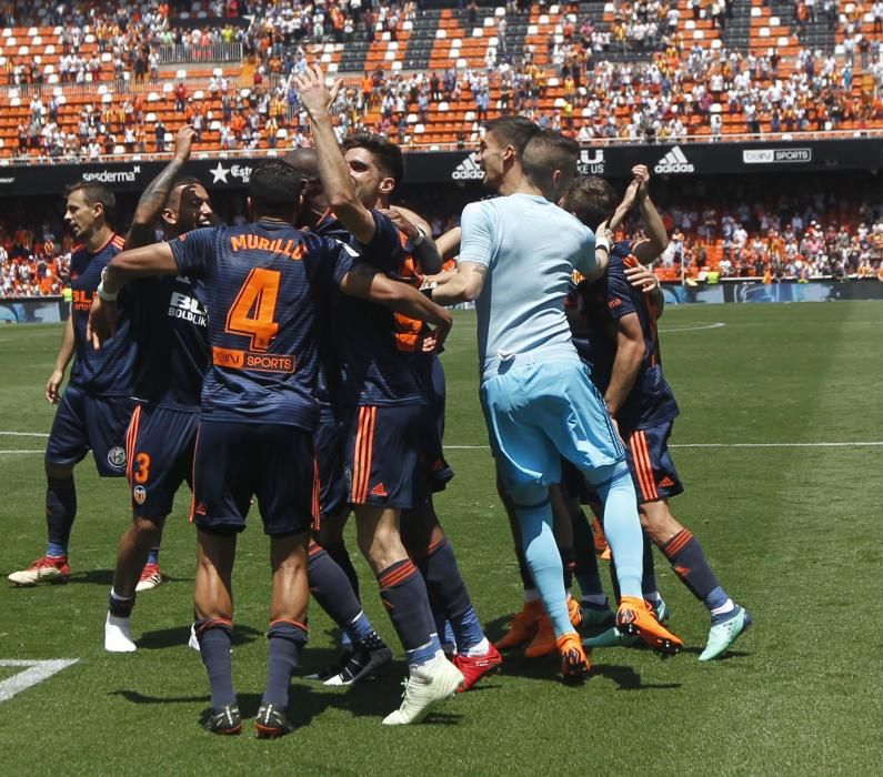 Fiesta y manteo de los jugadores del Valencia CF